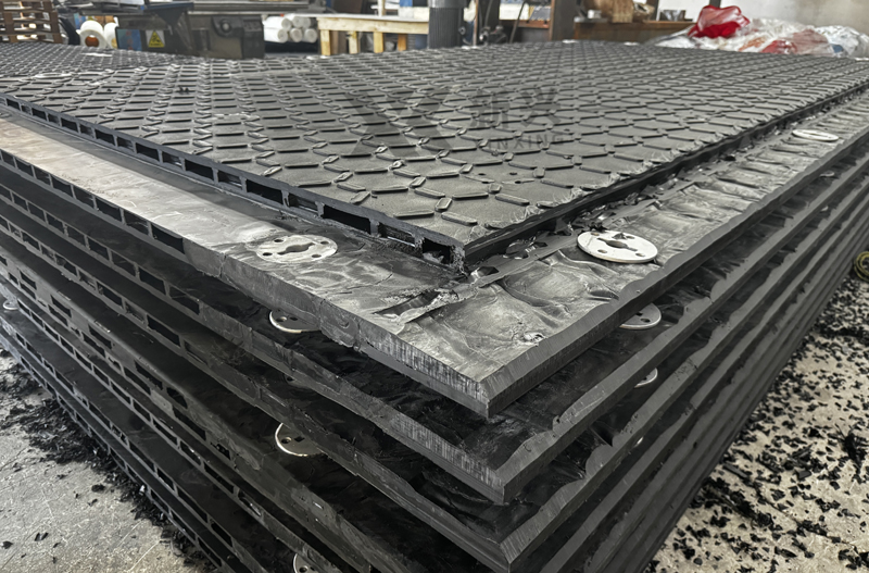 Amphimat construction road mats